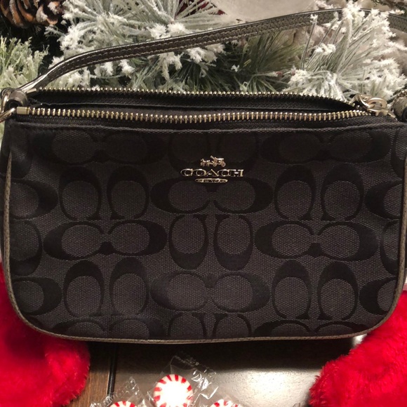 Coach Handbags - Like new small coach purse